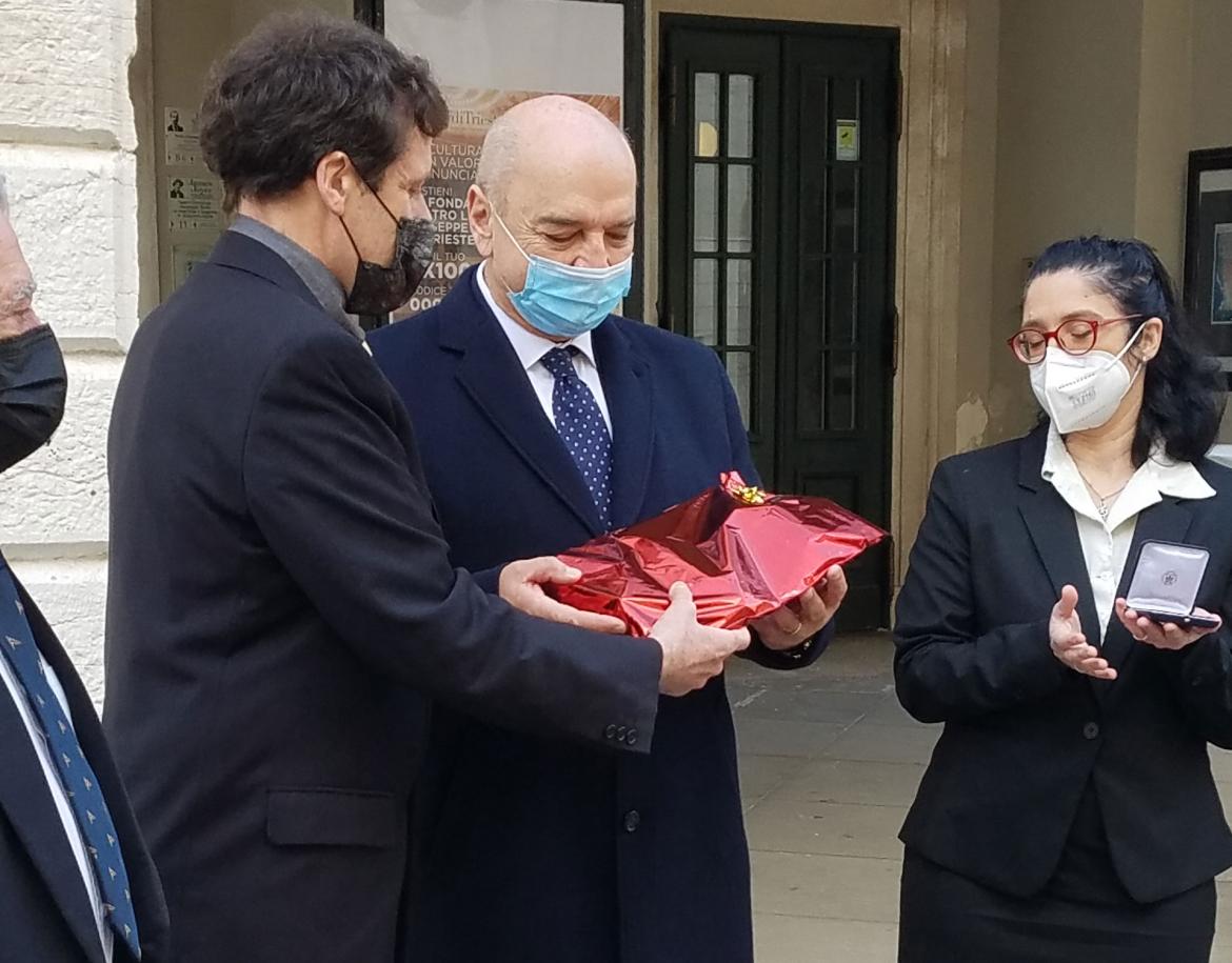Il momento di dare i nostri CD al Sindaco